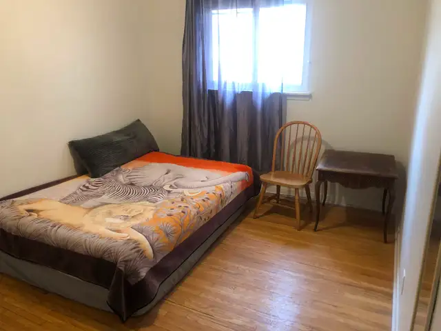 LARGE ROOM MAIN FL-50m TO PLAZA STEELES/BATHURST NORTH YORK
