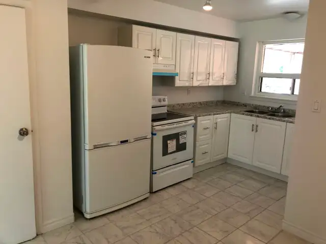 LARGE ROOM MAIN FL-50m TO PLAZA STEELES/BATHURST NORTH YORK - Photo 4