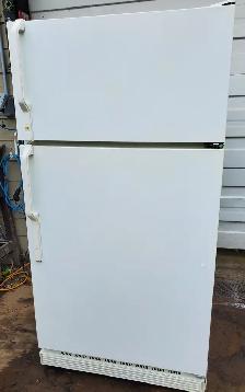 Ge apartment Fridge - Very Good condition Clean and cold - - Photo 2