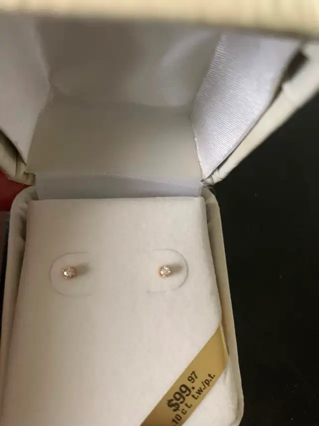 Diamond Stud Earings 10 CT Gold. .10 tct.