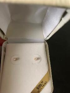 Diamond Stud Earings 10 CT Gold. .10 tct.