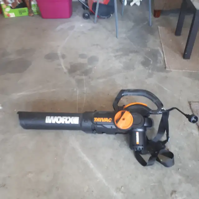 Worx Trivac 3-in-1 12-amp Leaf Blower/Mulch FOR SALE