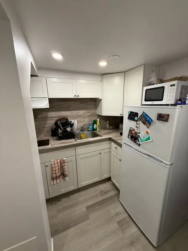 bachelor basement apartment with all utilities incl. - Photo 8