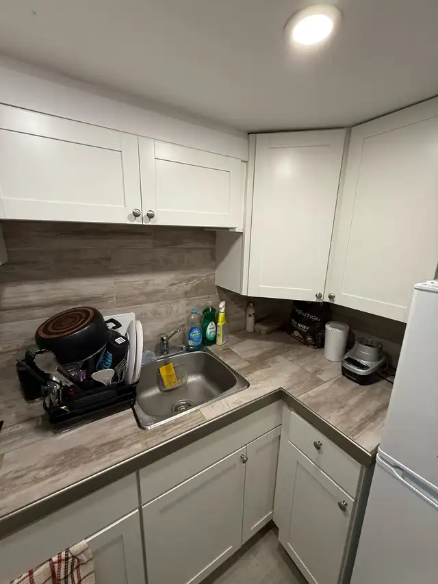 bachelor basement apartment with all utilities incl. - Photo 9