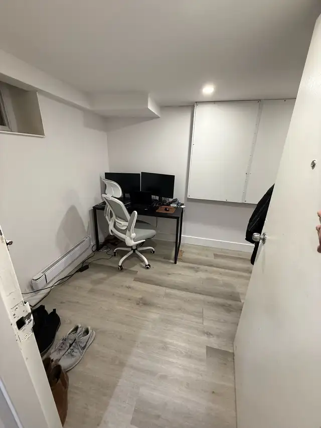 bachelor basement apartment with all utilities incl. - Photo 10