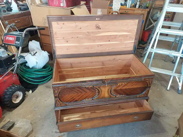 Vintage Cedar Chest  (Great Condition) - Photo 2