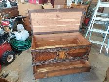Vintage Cedar Chest  (Great Condition) - Photo 2