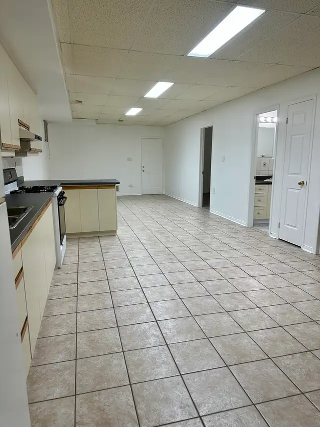 Large 2 Bedroom Bsmt –$2100 Utilities/Parking –Dufferin/Eglinton - Photo 2