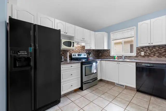 3 bed upper duplex-furnished , all included-close to Eastlink - Photo 8