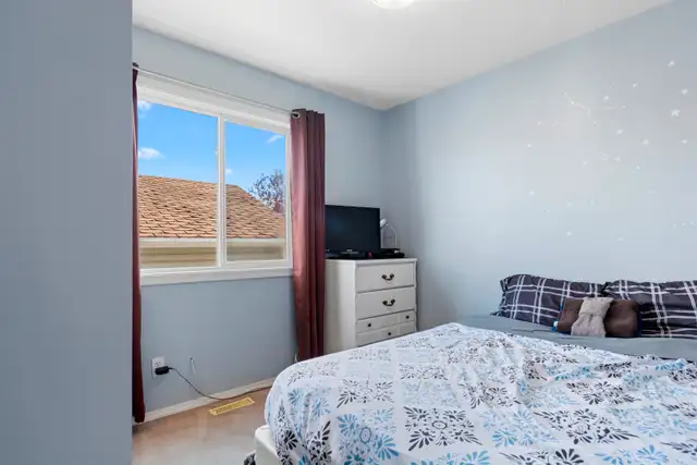 3 bed upper duplex-furnished , all included-close to Eastlink - Photo 12