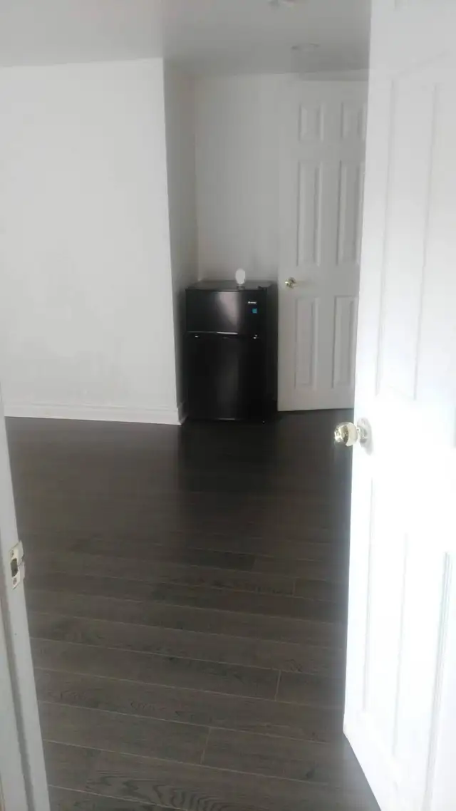 Room with attached washroom for rent in Scarborough - Photo 2