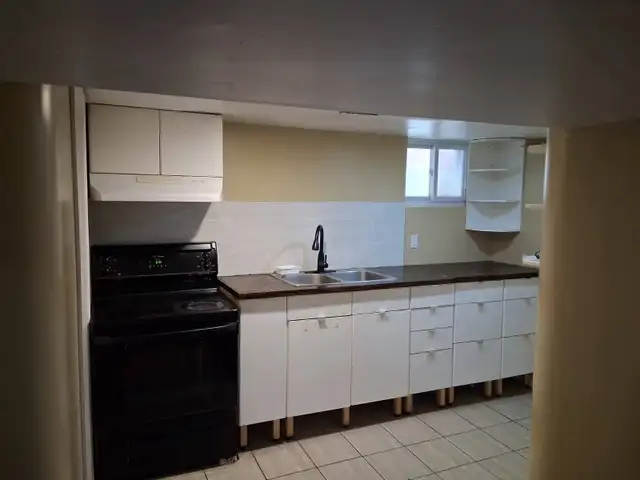 Room with attached washroom for rent in Scarborough - Photo 3