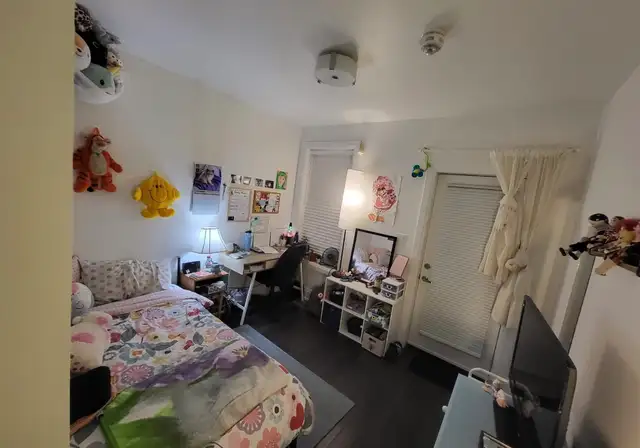 Spacious Female-Only Room for Rent – Downtown Toronto (Mutual St - Photo 2