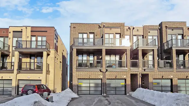 4 Bedrooms & 4 Baths End Unit Townhouse in Markham - Photo 2