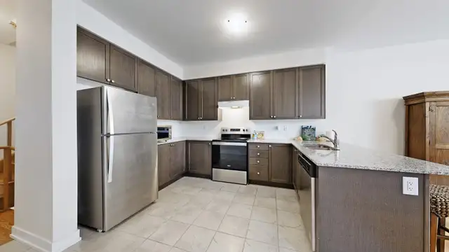 4 Bedrooms & 4 Baths End Unit Townhouse in Markham - Photo 6