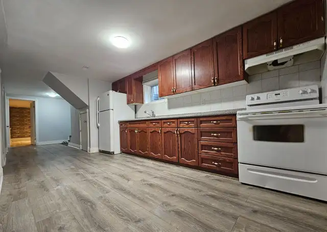 Separate Entrance 4 Bedroom Unit - Minutes away from Square One - Photo 2