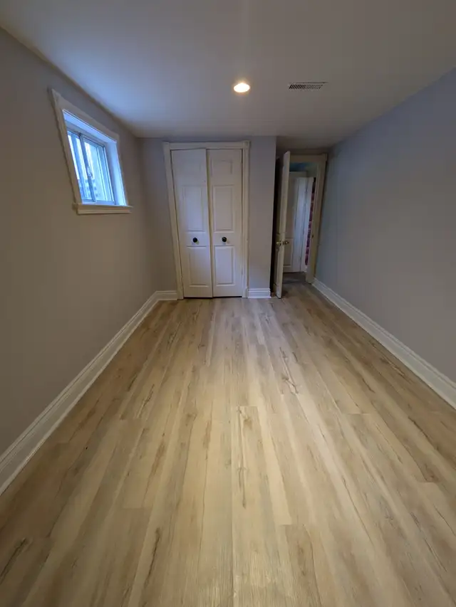 Separate Entrance 4 Bedroom Unit - Minutes away from Square One - Photo 3