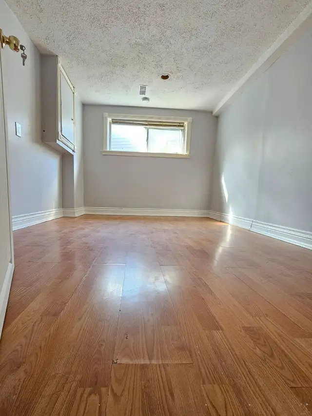Separate Entrance 4 Bedroom Unit - Minutes away from Square One - Photo 4