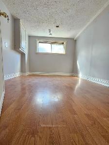 Separate Entrance 4 Bedroom Unit - Minutes away from Square One - Photo 4