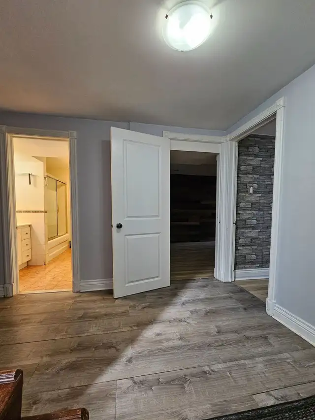 Separate Entrance 4 Bedroom Unit - Minutes away from Square One - Photo 10