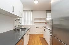 Renovated two bedroom, King and Jameson - ID 2358