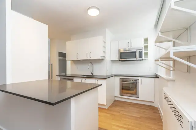 Renovated two bedroom, King and Jameson - ID 2358 - Photo 2