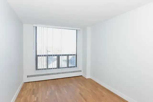 Renovated studio, Queen and Bathurst - ID 4453 - Photo 2