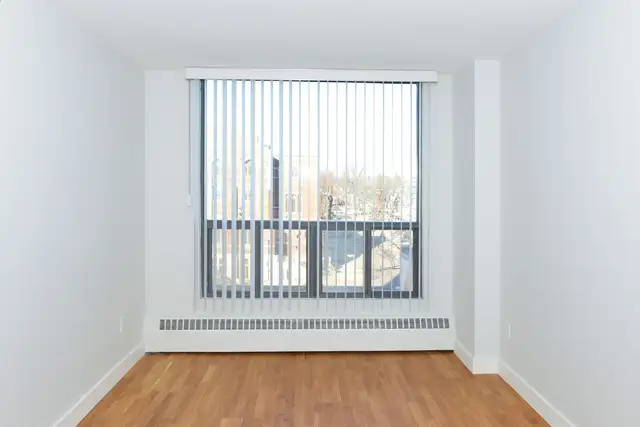 Renovated studio, Queen and Bathurst - ID 4453 - Photo 3