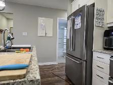 Large Private Bedroom for Rent! All Inclusive! - Photo 3