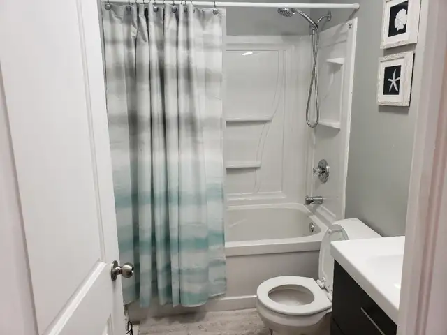 Large Private Bedroom for Rent! All Inclusive! - Photo 5