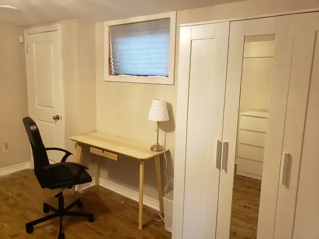 Large Private Bedroom for Rent! All Inclusive! - Photo 8