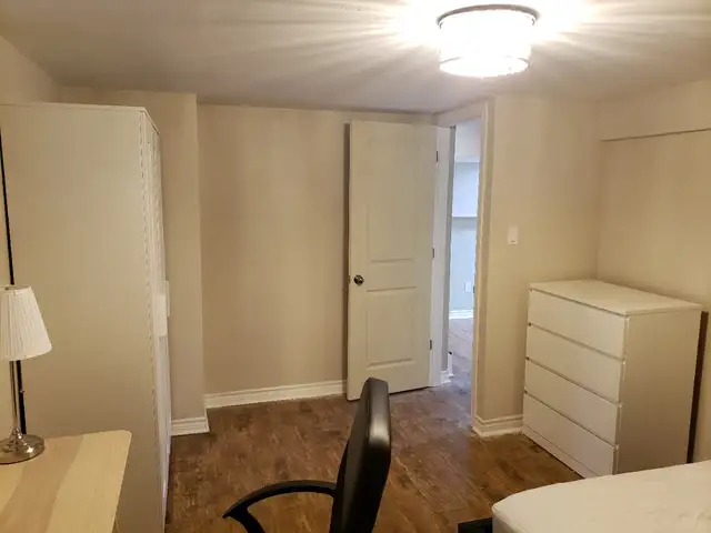 Large Private Bedroom for Rent! All Inclusive! - Photo 9