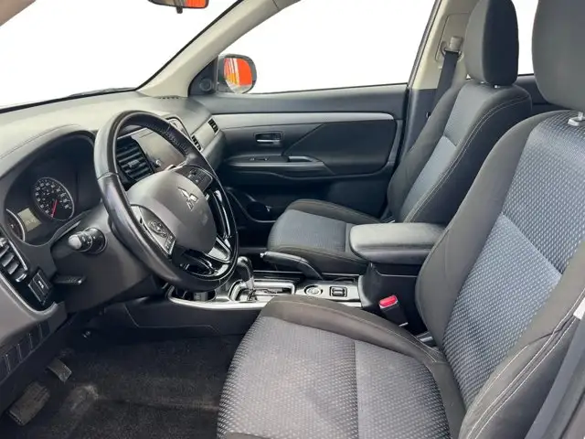 2018 Mitsubishi Outlander ES - Photo 12