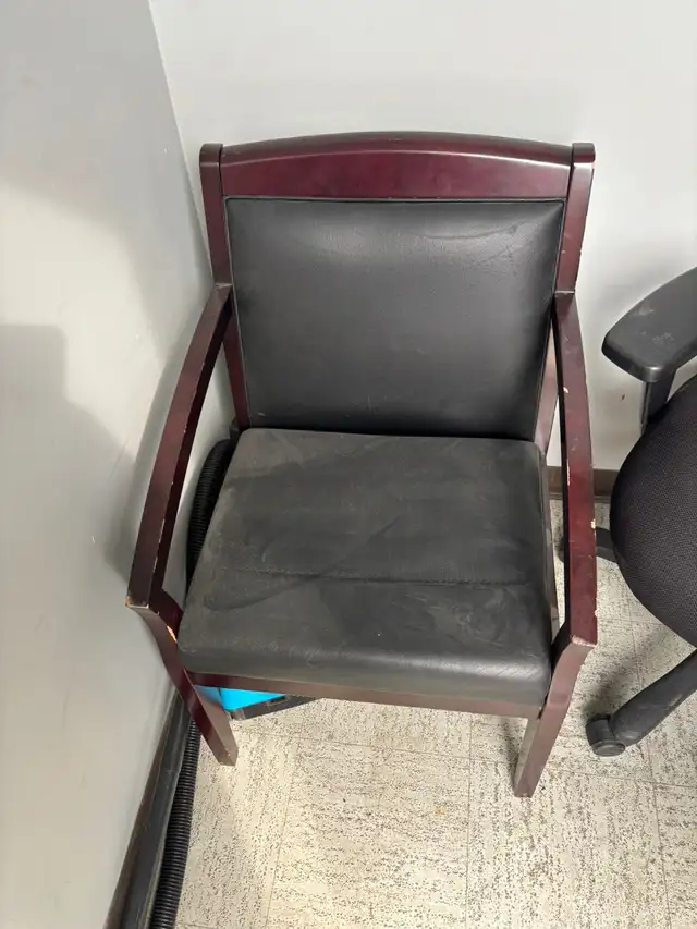 Wooden Visitor Chair-Good Condition-Call us now! - Photo 3