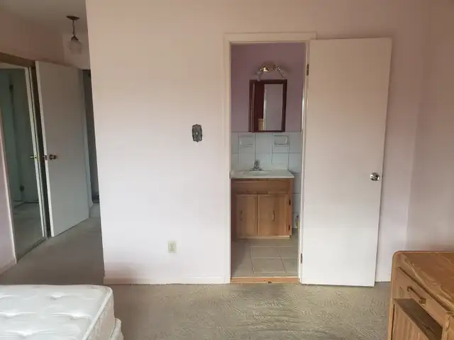 Master Bedroom for Rent Near Humber Collage - Photo 3