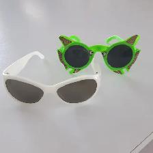 2 LUNETTES SOLEIL ADO 5'LARGE UNE BLANCHE UNE VERTE $5.00 CHAQUE