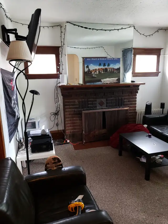 House for rent nice area, utilities included Christie & St.Clair - Photo 2