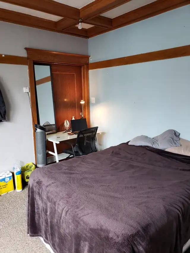 House for rent nice area, utilities included Christie & St.Clair - Photo 4