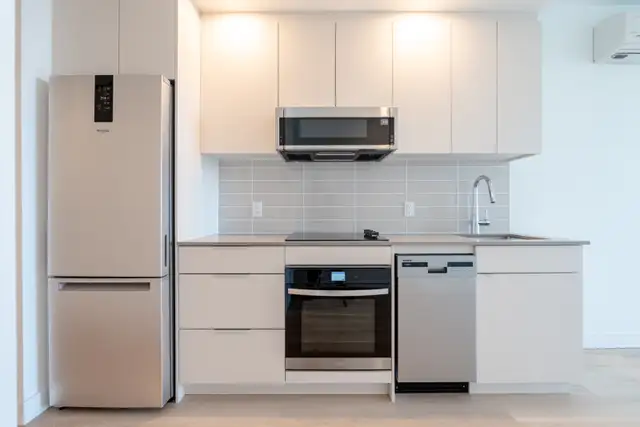 Large 407 SF Studio | Downtown Montreal | Available Now