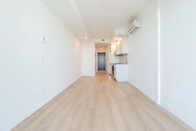 Large 407 SF Studio | Downtown Montreal | Available Now - Photo 3