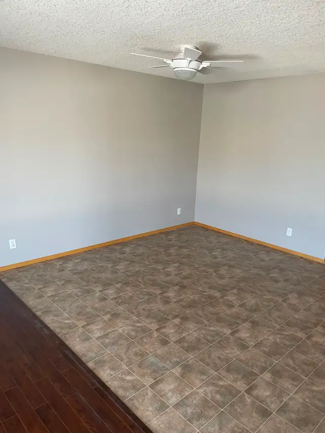 Large Mainfloor 2Bdrm Mainfloor Suite for Rent - Photo 5