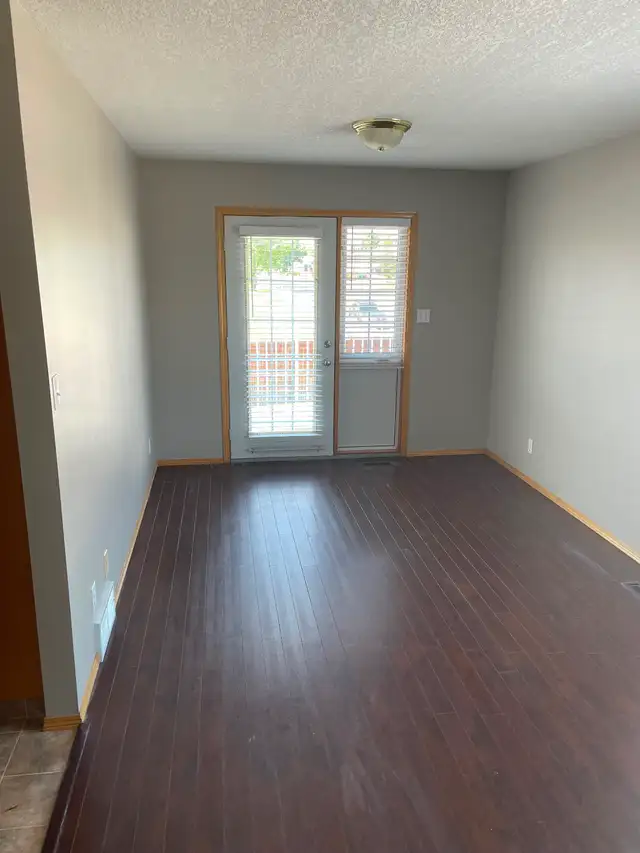 Large Mainfloor 2Bdrm Mainfloor Suite for Rent - Photo 8