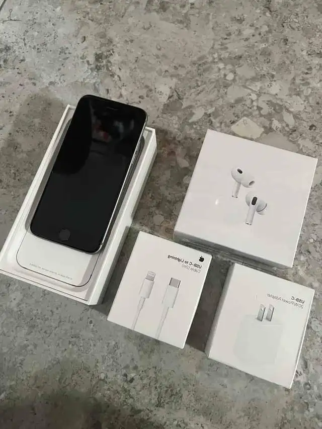 iPhone SE 128GB Airpods/Charger Set/Delivery