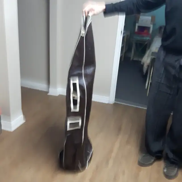 SAC VOYAGE BRUN DOUBLÉ 4 PIEDS HAUT POUR ÉQUIPEMENT GOLF: $15.00