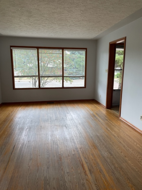 Full half duplex-Great Eastside area-lease signing bonus - Photo 4