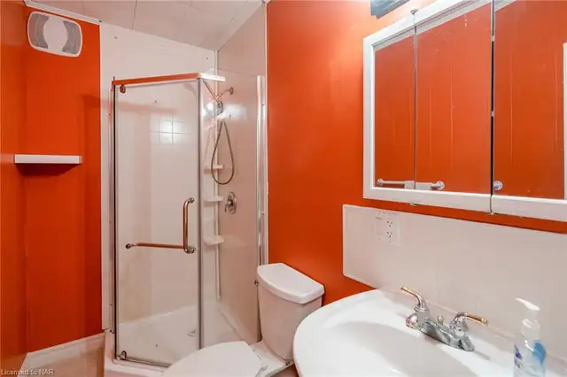 2 Bedroom Main Floor Unit – All Utilities Included - Photo 9