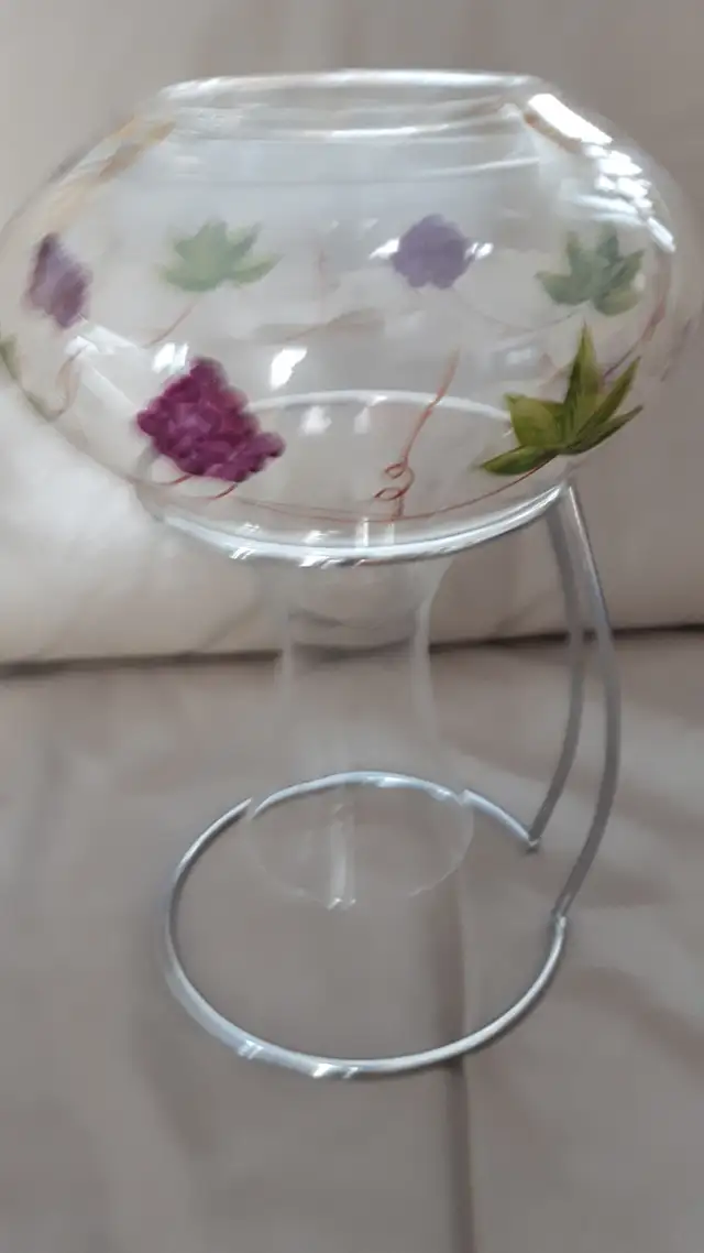 DÉCANTEUR NEUF EN VERRE À VIN ROUGE 10'HAUT SUPPORT MÉTAL $20.00