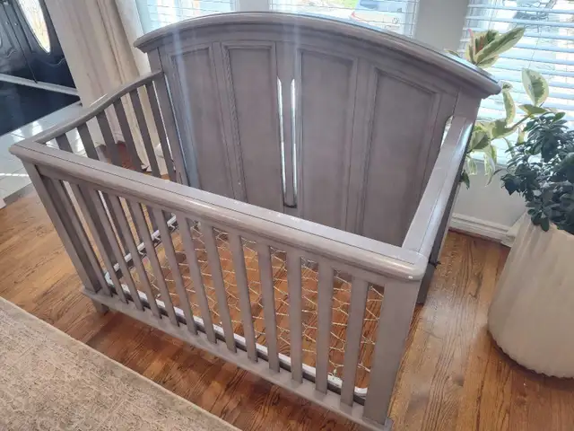 infant baby grey crib convertible toddler bed Pickering - Photo 3