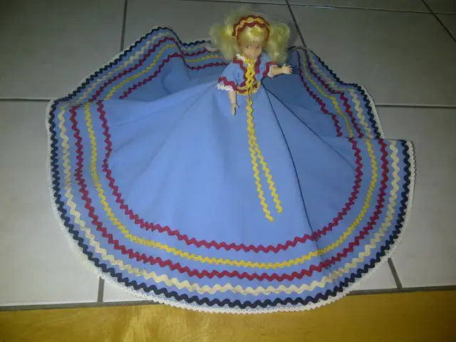 BELLE POUPÉE DÉCO QUI PEUT S'ASSOIRE SA BELLE ROBE: $5.00