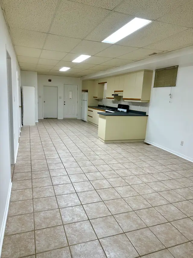Large 2 Bedroom Bsmt –$2100 Utilities/Parking –Dufferin/Eglinton - Photo 2